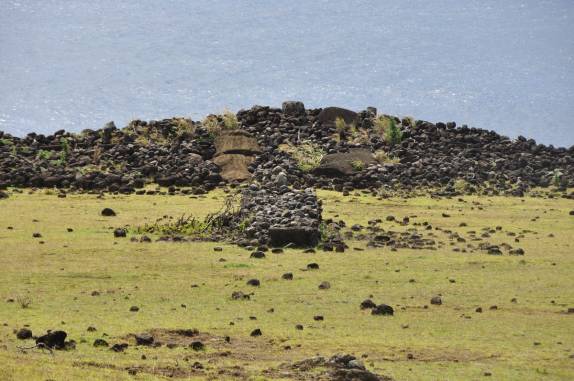 Ao longo da trilha na costa norte da ilha, encontro com ruínas da antiga civilização da Ilha de Páscoa, no sul do Oceano Pacífico